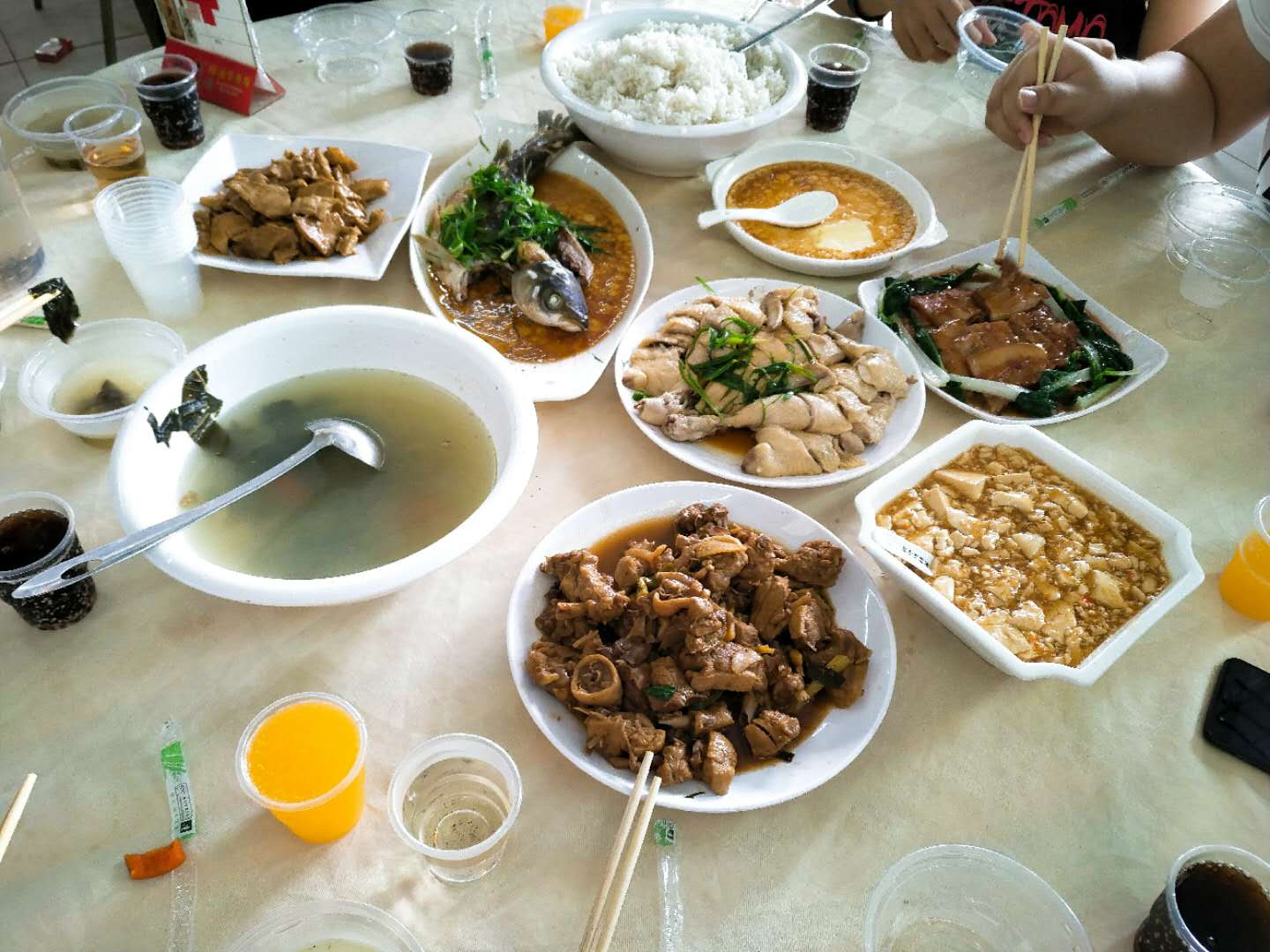 易網(wǎng)員工其樂融融共進(jìn)午餐